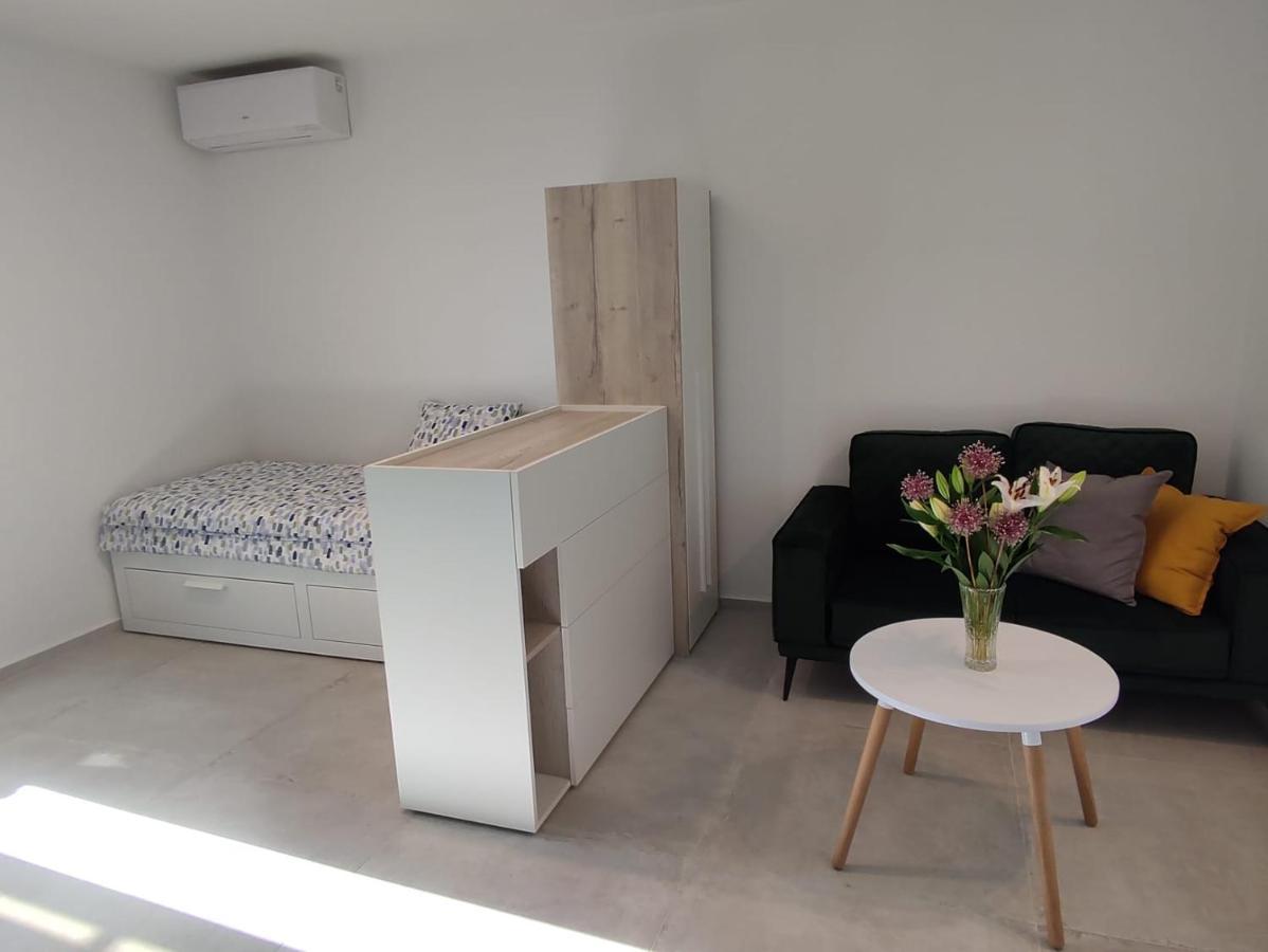 Studio Apartman Irma Cervar Porec Exterior photo